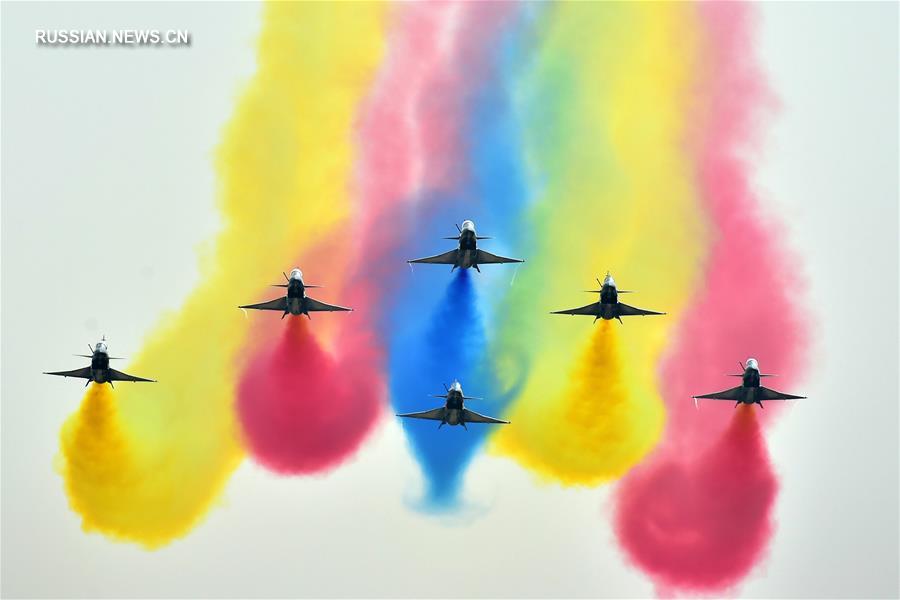 Чжухайский авиасалон: выступление пилотажной группы "1-е августа" ВВС НОАК