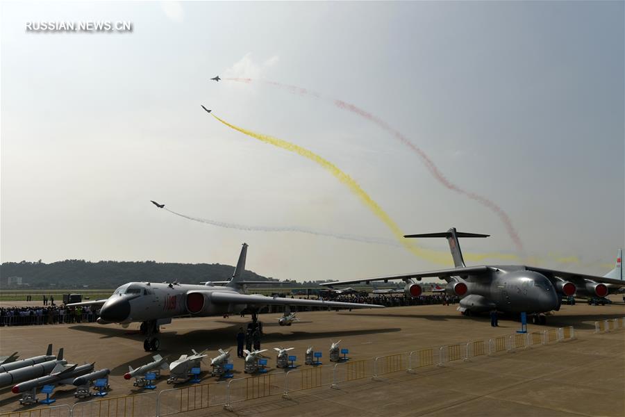 Чжухайский авиасалон: выступление пилотажной группы "1-е августа" ВВС НОАК