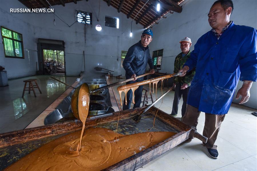 Начало зимы -- сезон производства коричневого сахара в Иу