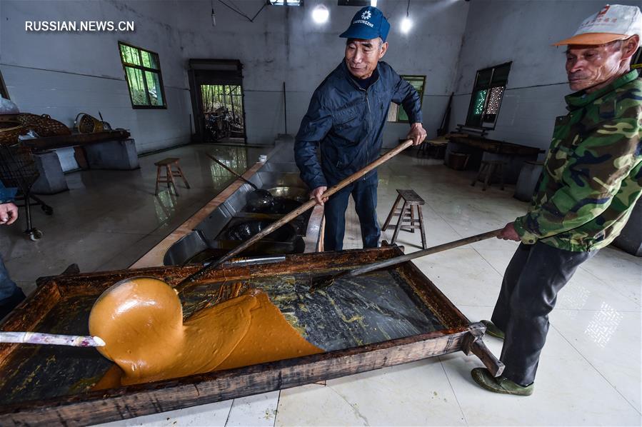 Начало зимы -- сезон производства коричневого сахара в Иу
