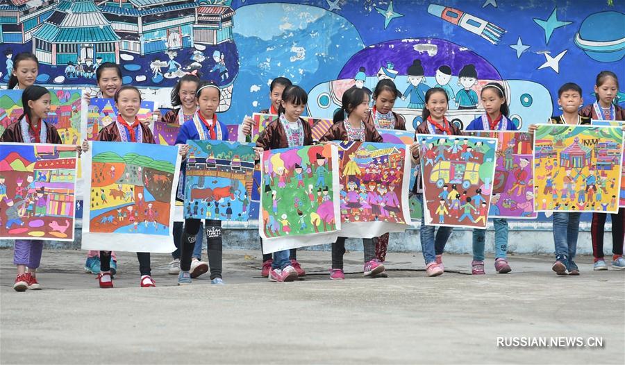 Школьники поселка Дудун обучаются традиционной лубочной живописи народности дун