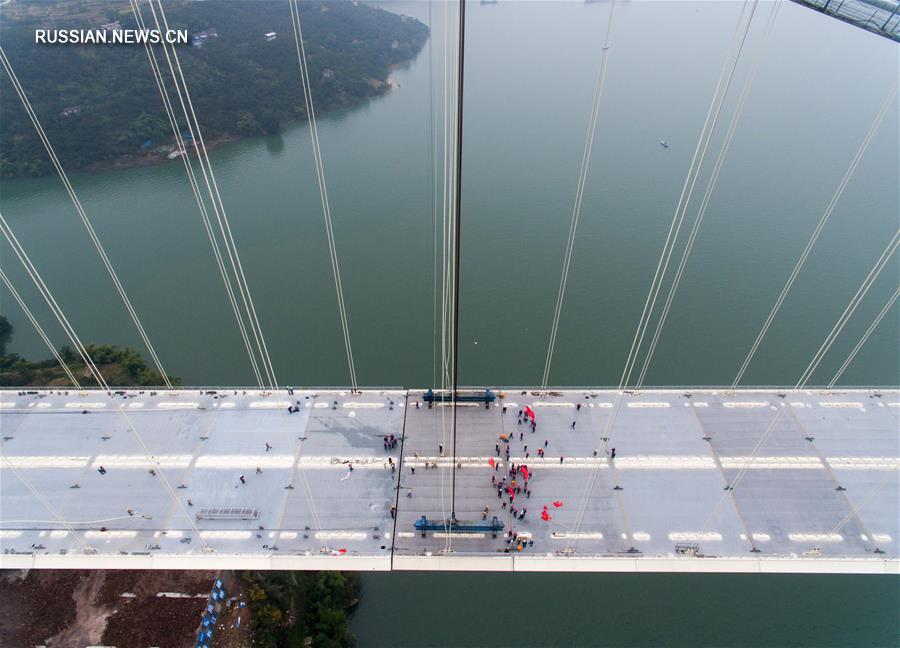 В районе Ваньчжоу города Чунцин завершилась стыковка автодорожного моста через реку  Янцзы