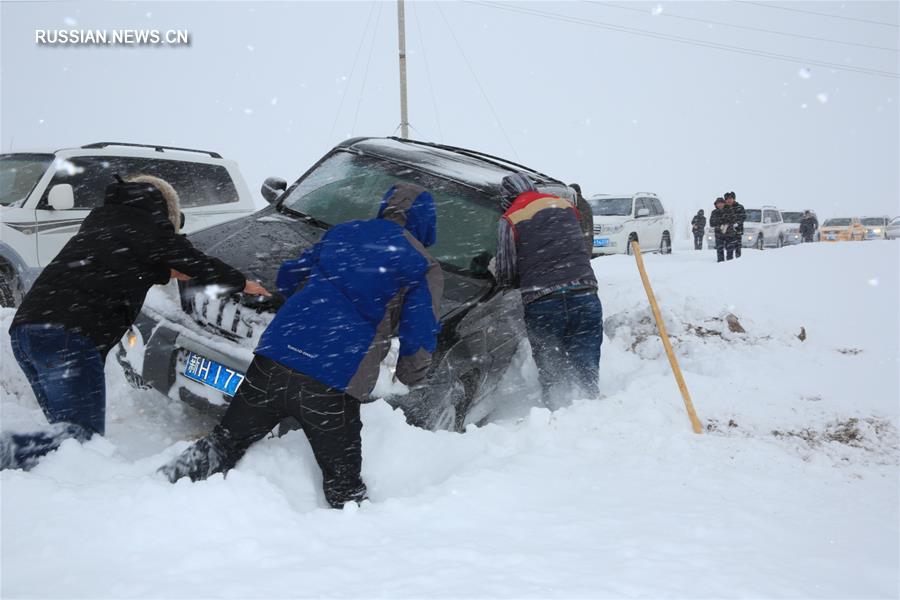 Сильнейшие снегопады обрушились на округ Алтай на северо-западе Китая