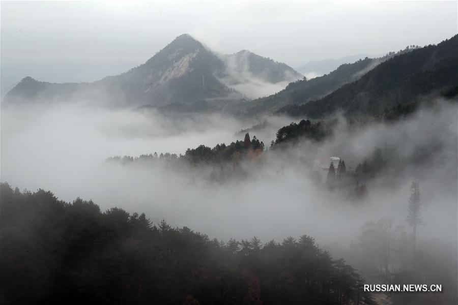 Чарующий вид гор Дабешань в облаках