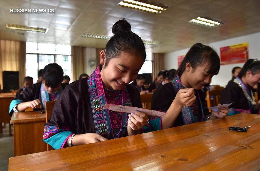 Уроки дунской национальной культуры в школах уезда Саньцзян