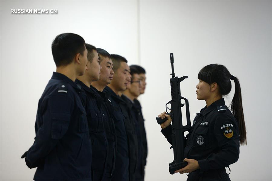 Молодая сотрудница спецназа железнодорожной полиции из Ланьчжоу