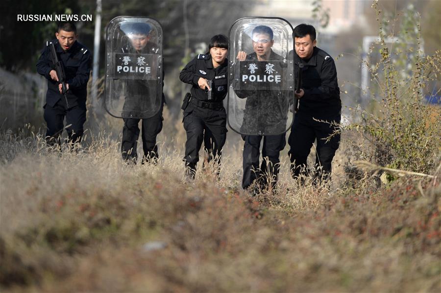 Молодая сотрудница спецназа железнодорожной полиции из Ланьчжоу