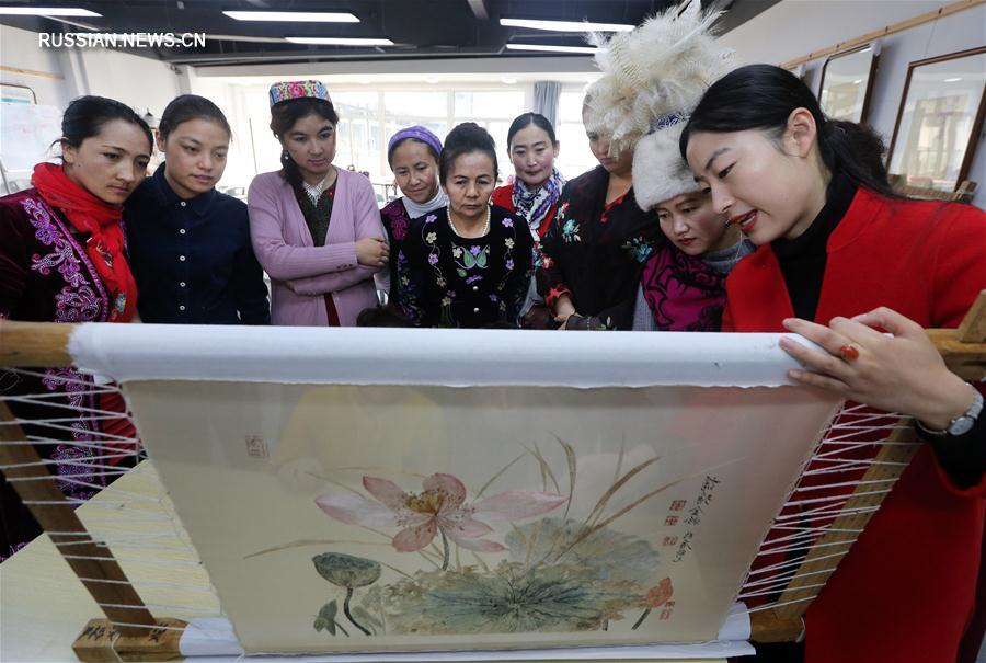 Вышивальщицы из Синьцзяна учатся сучжоуской вышивке