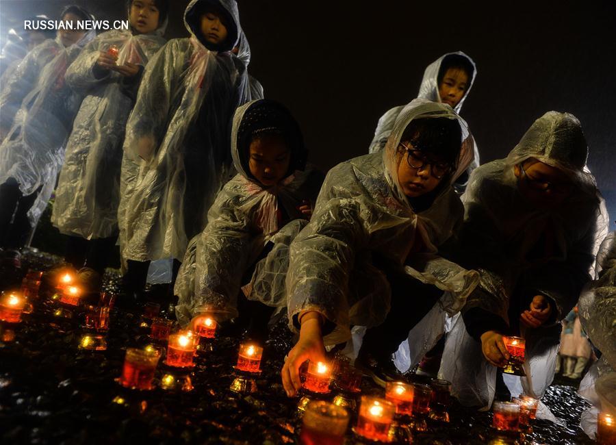 В память жертв Нанкинской резни в Китае зажгли тысячи свечей 