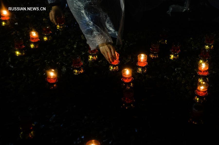 В память жертв Нанкинской резни в Китае зажгли тысячи свечей 