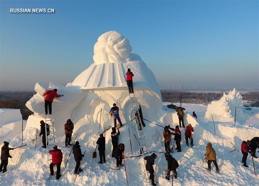 В Харбине началось сооружение 34-метрового снеговика