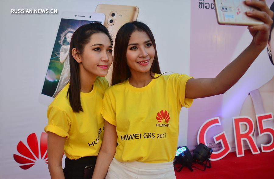 Презентация нового смартфона "Хуавэй" в Лаосе