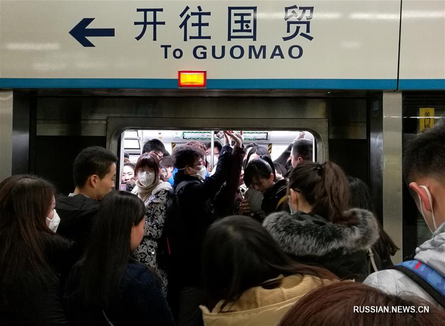 В утренние часы пик пассажиропоток в пекинском метро заметно увеличился