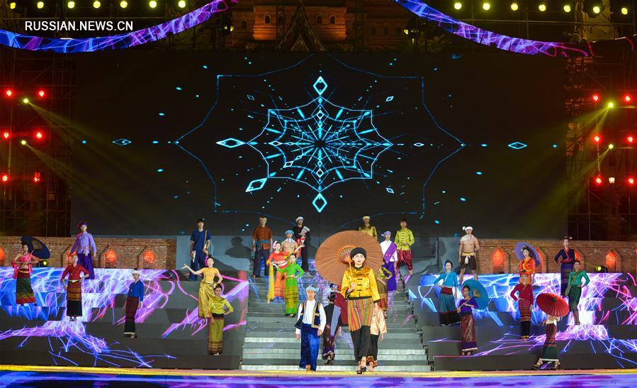Шоу национальной одежды стран бассейна Меконга в провинции Юньнань