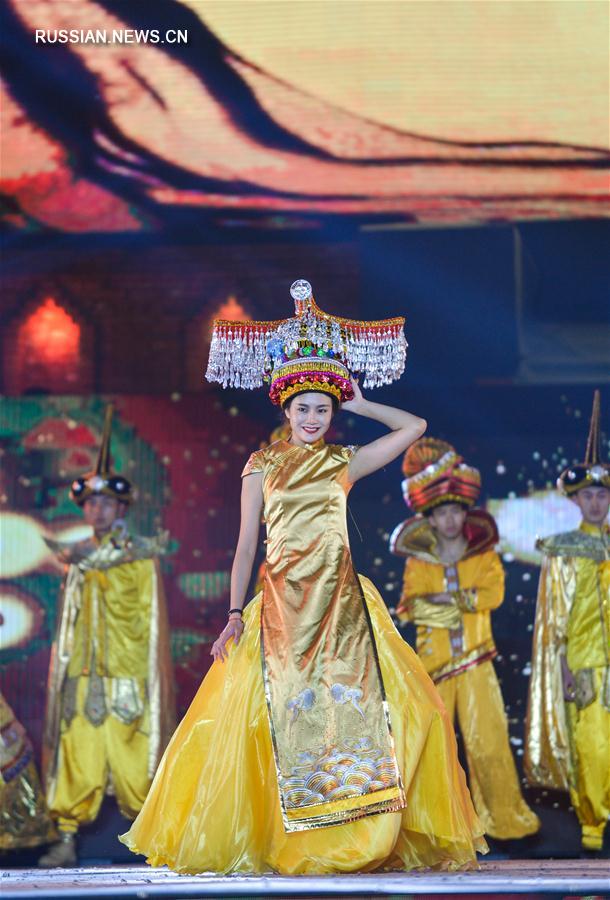 Шоу национальной одежды стран бассейна Меконга в провинции Юньнань