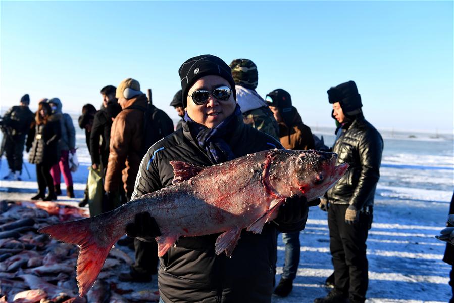 Традиционная зимняя рыбалка на озере Чаганьху