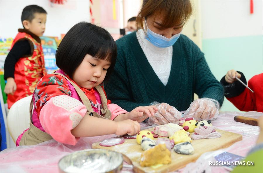 Китайские дети готовятся к Новому году 