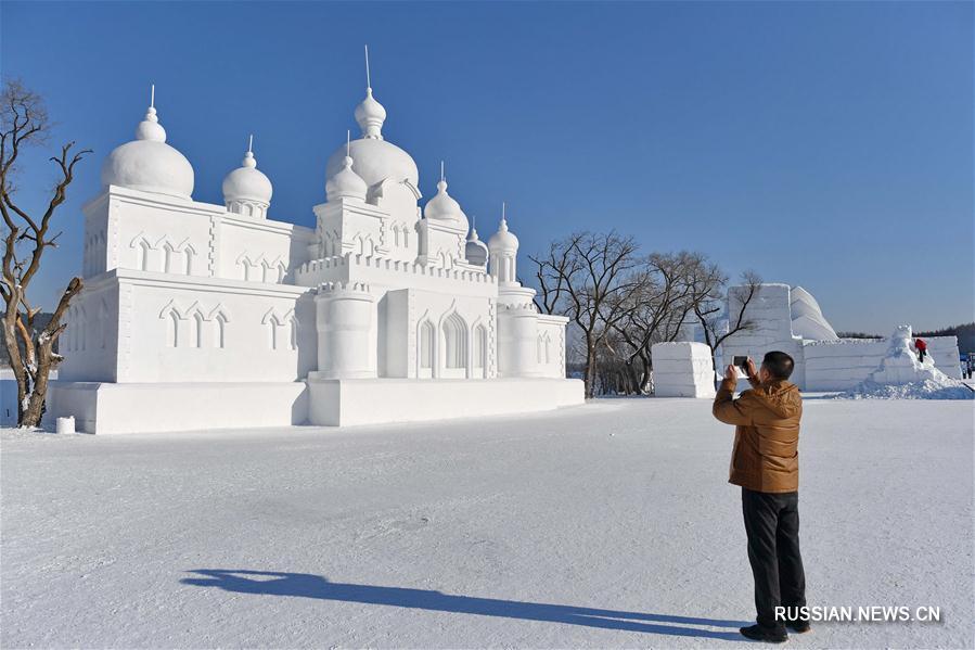 В Чанчуне открылся парк снежных скульптур "Мир снега Цзинъюэ"