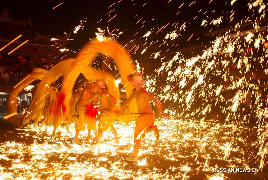 Новогодний танец огненного дракона в провинции Сычуань