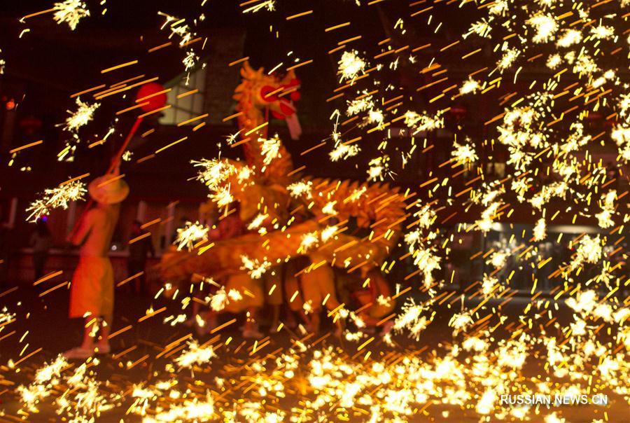 Новогодний танец огненного дракона в провинции Сычуань