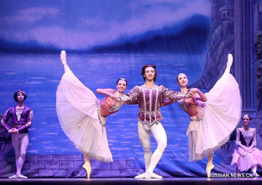 "Русский балет" представил зрителям Пекина балетную классику -- "Лебединое озеро"