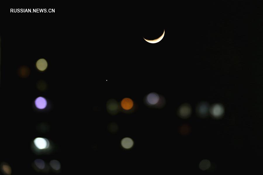 Соединение Венеры с Луной в ночном небе Китая