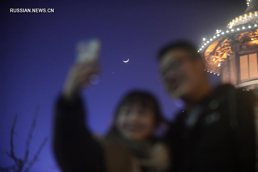 Соединение Венеры с Луной в ночном небе Китая