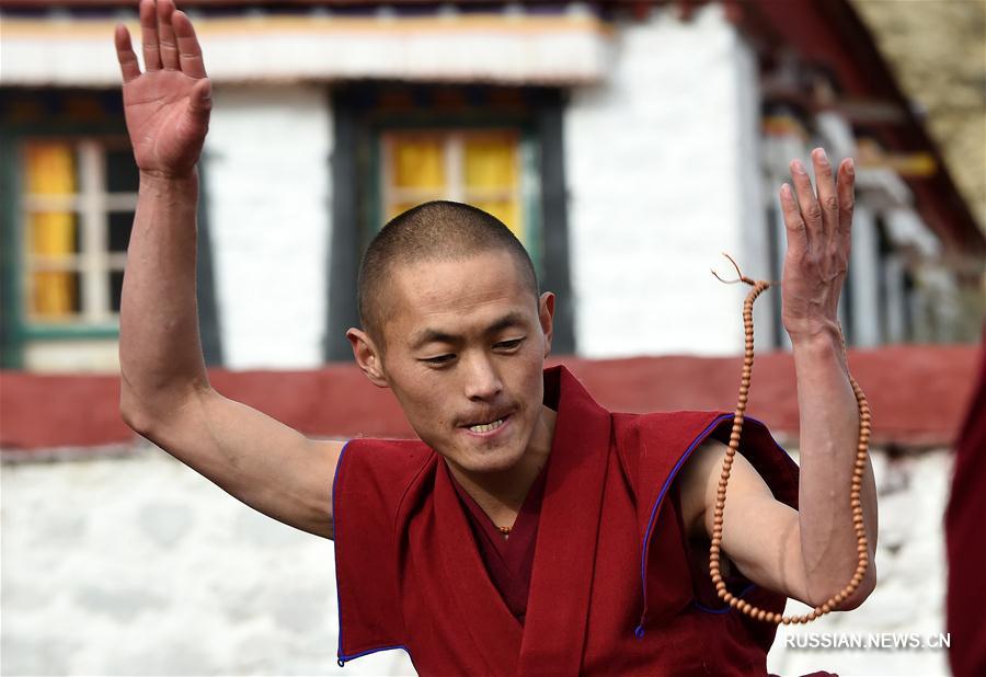 Большое молитвенное собрание в монастыре Цзянсы в китайском Тибете