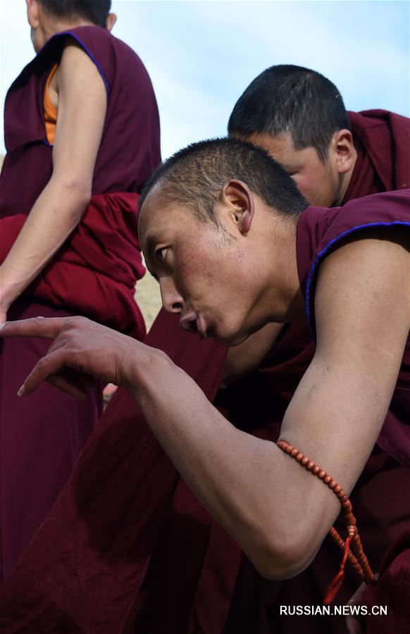 Большое молитвенное собрание в монастыре Цзянсы в китайском Тибете