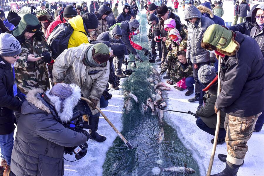 Зимний праздник на льду озера Улюнгур в Синьцзяне