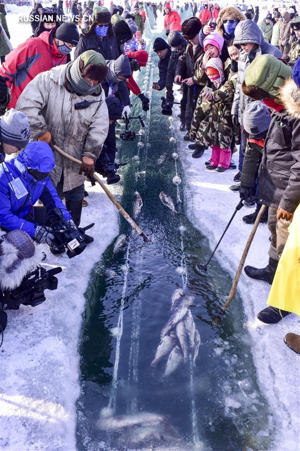 Зимний праздник на льду озера Улюнгур в Синьцзяне