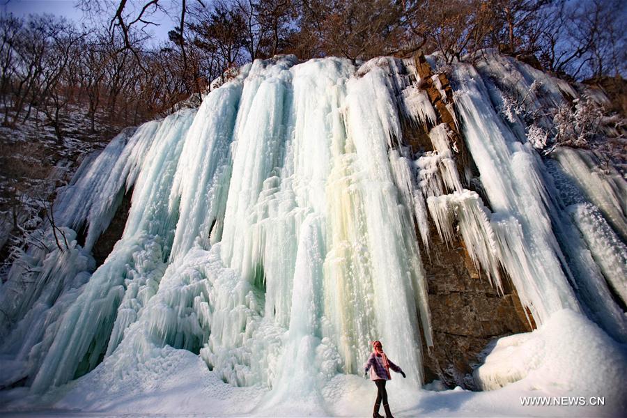 Замерзшие водопады в провинции Ляонин