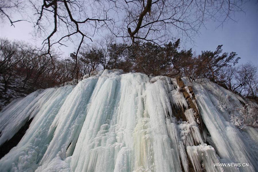 Замерзшие водопады в провинции Ляонин