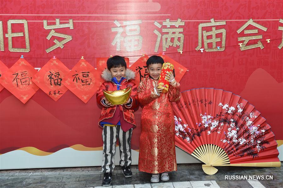 Маленькие жители Ханчжоу знакомятся с новогодними традициями