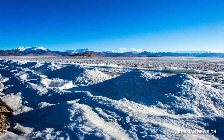 У замерзшего озера Пума-Юмцо на Тибете