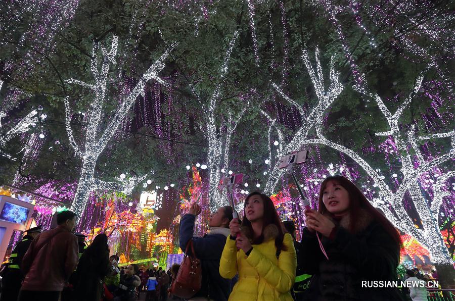 В Цзыгуне зажглись огни Международного фестиваля фонарей