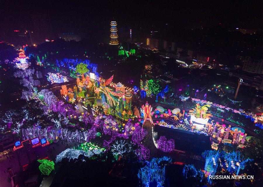В Цзыгуне зажглись огни Международного фестиваля фонарей