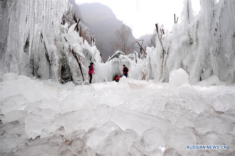 Замерзшие водопады парка Тяньхэшань