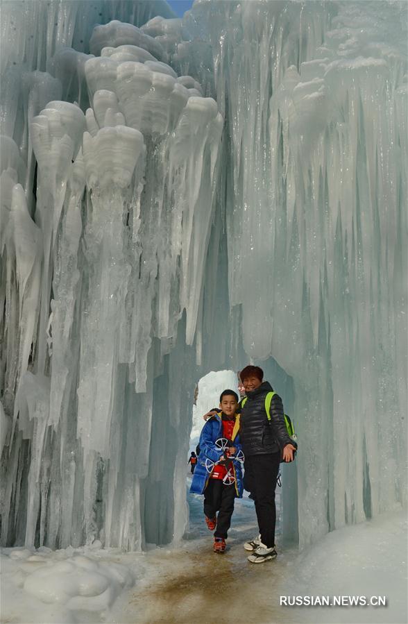 Замерзшие водопады в горах Тайхан в провинции Хэбэй