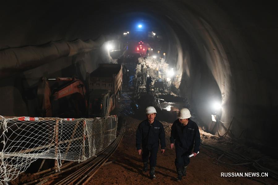 Завершается строительство тоннеля Хумалин на железной дороге Ланьчжоу -- Чунцин