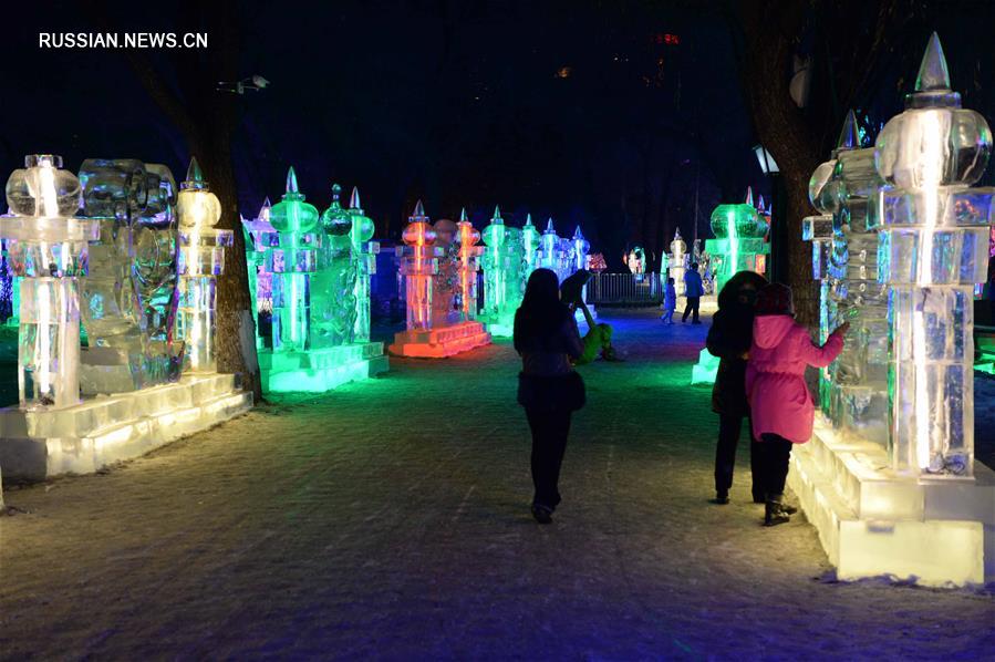 Фестиваль ледяных скульптур с подсветкой в Харбине