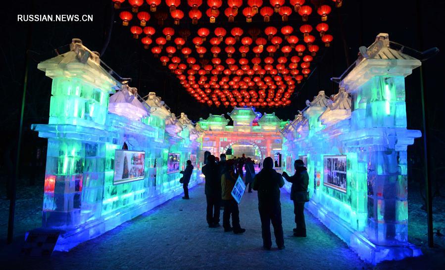 Фестиваль ледяных скульптур с подсветкой в Харбине