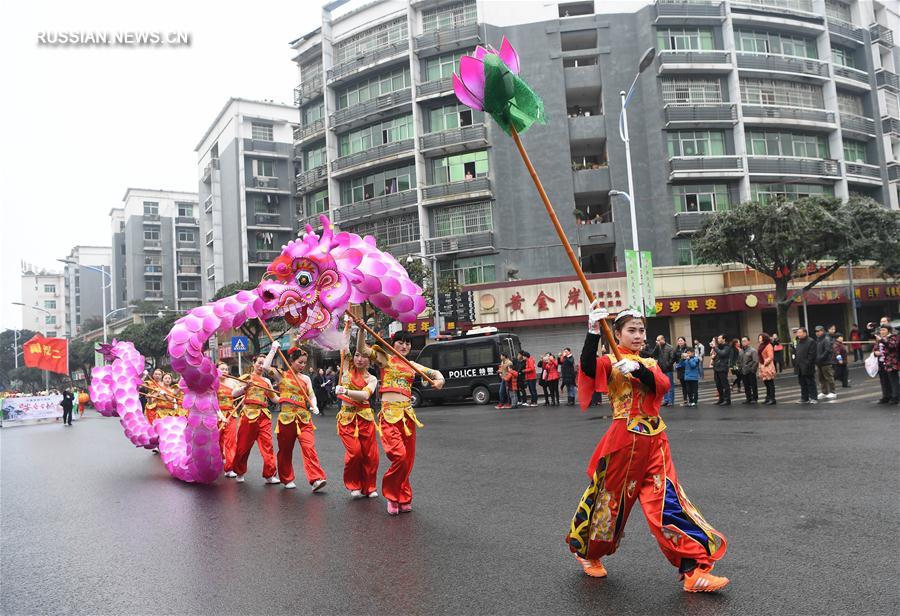 Китайцы отмечают Праздник фонарей 