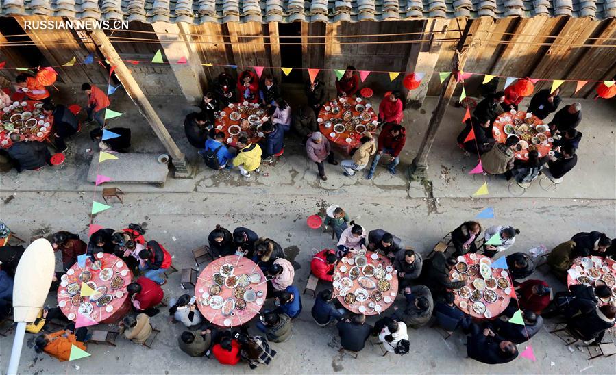 Праздничное застолье на деревенской улице в Гуанси