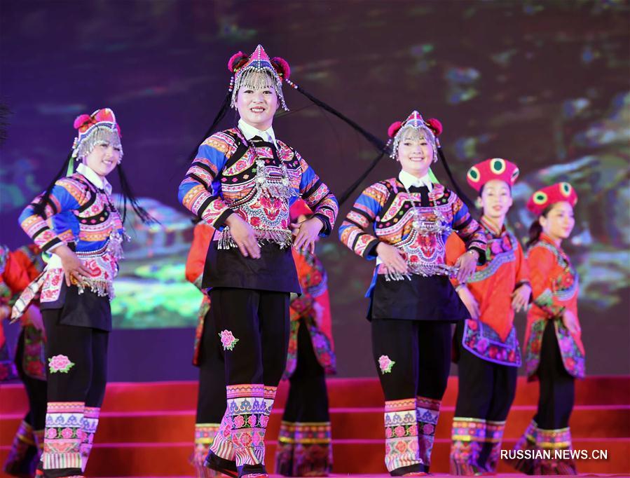 Шоу национальных костюмов и украшений ийцев округа Чусюн