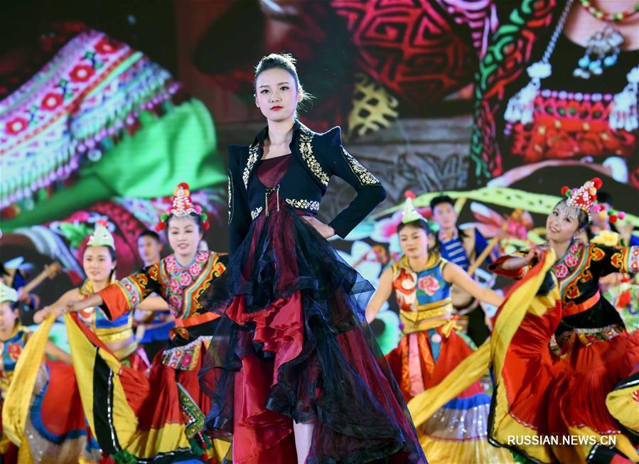 Шоу национальных костюмов и украшений ийцев округа Чусюн