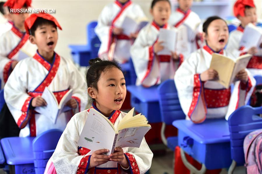 Чтение вслух китайских канонов в начальной школе Хэфэя