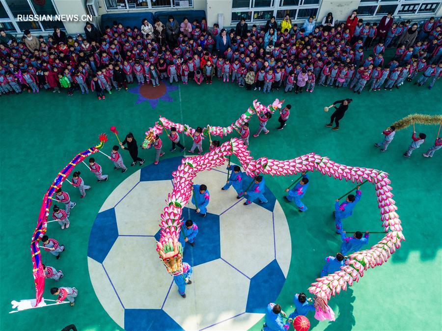 Групповой танец маленьких драконов в детском саду уезда Чансин