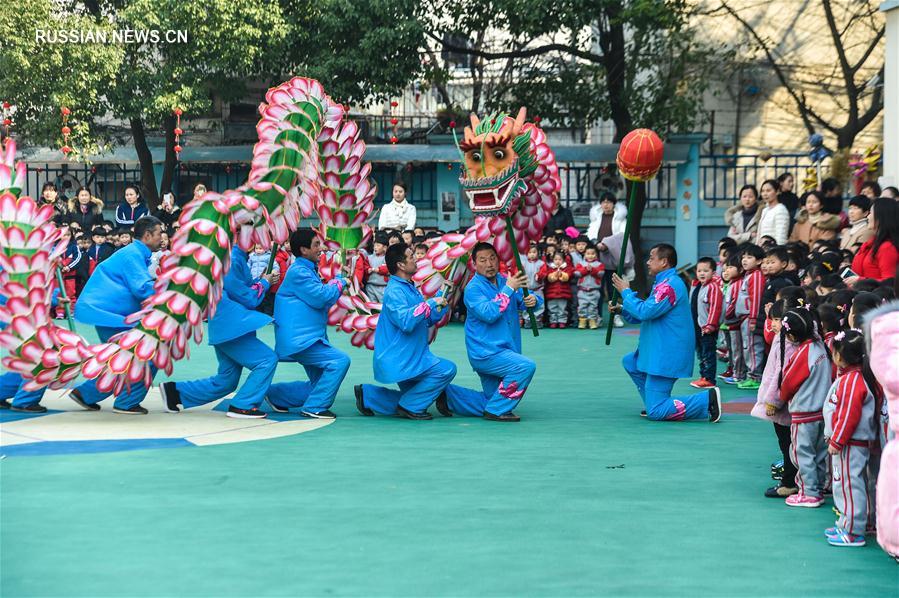 Групповой танец маленьких драконов в детском саду уезда Чансин