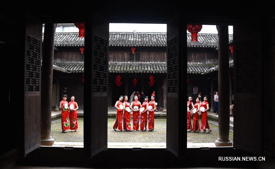 Шоу ципао на древней улице уезда Сяньцзюй